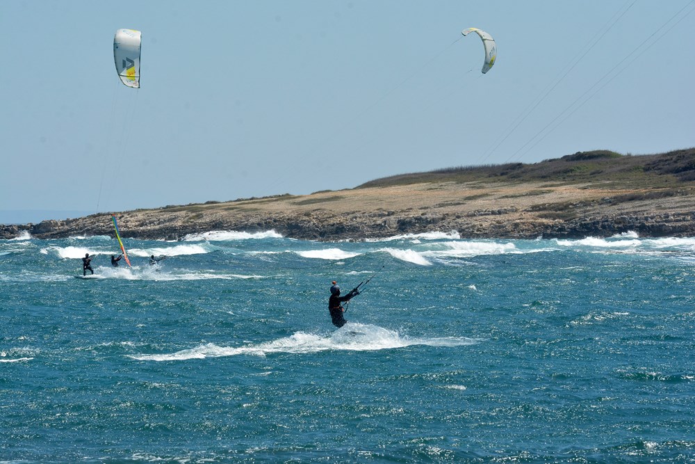 Surferi i kitesurferi u uvali Kuje u Ližnjanu (Danilo MEMEDOVIĆ)